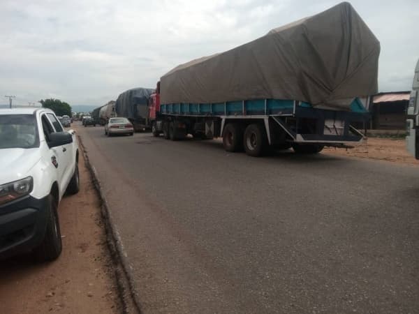 Truck drivers block Lokoja-Ajaokuta Highway over shooting of colleagues