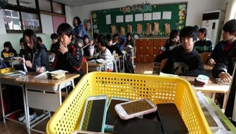 South Korea bans phones in school classrooms nationwide