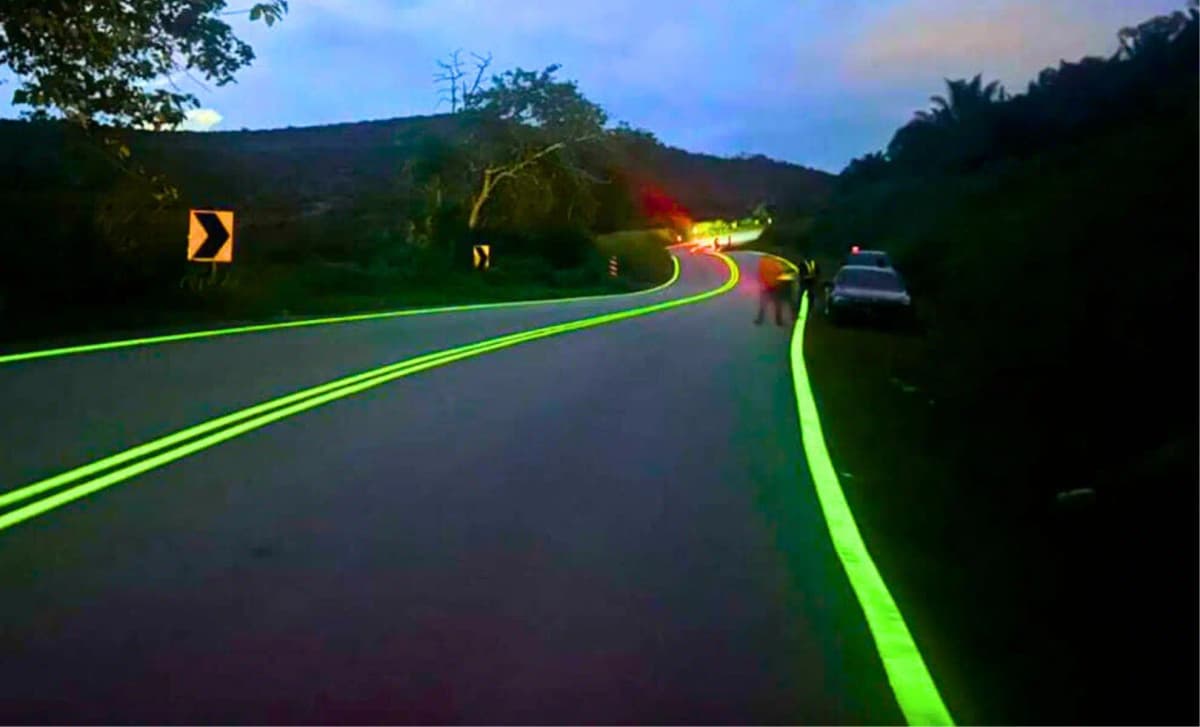Malaysia painted roads that glow in the dark instead of using lights—Until a big problem came to light