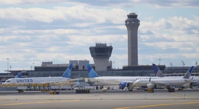 Thousands of US flights cancelled or delayed over government shutdown