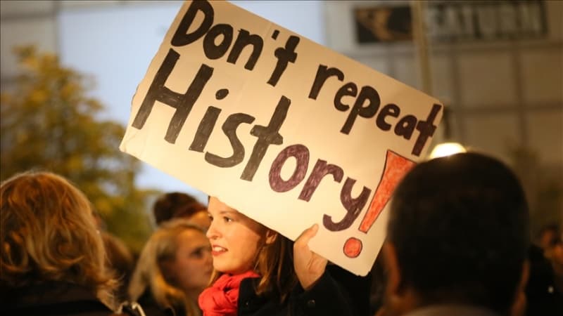 German government admits hundreds of neo-Nazis free despite arrest warrants