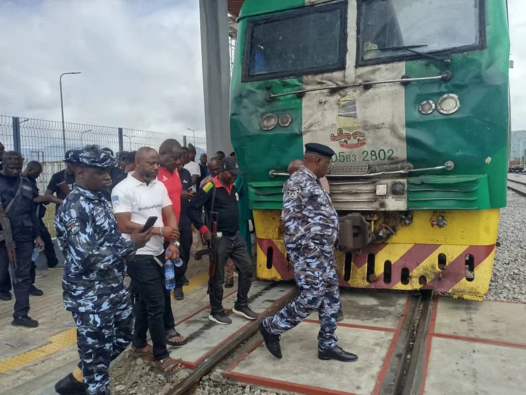 Security operatives rescue stranded passengera as train derails in Kogi