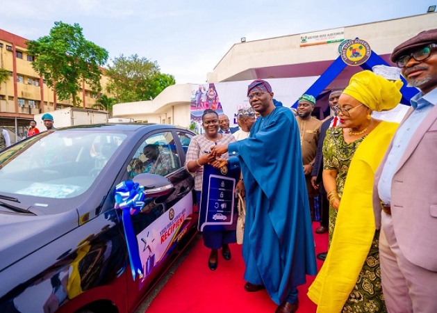 Sanwo-Olu gifts five brand new cars, N165.5m to Lagos public servants