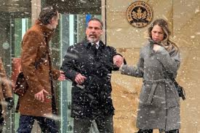 Former DEA agent sentenced to 5 years in prison for using badge to protect drug trafficking friends