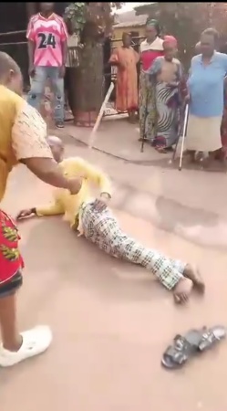 Angry women flog man mercilessly for allegedly assaulting mother