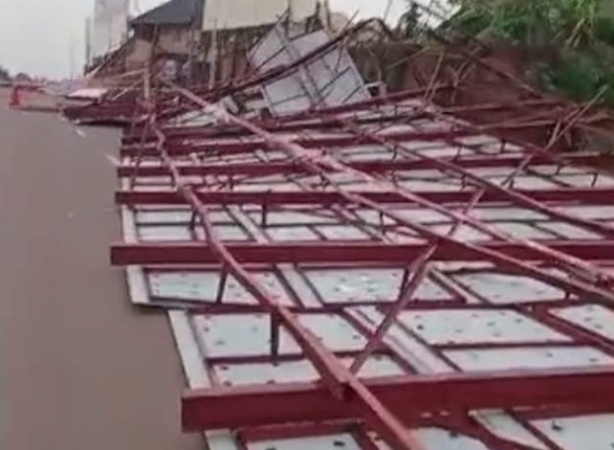 Panic as new Anambra Government House barricades collapse