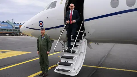 RAF jet carrying defence secretary has signal jammed near Russian border