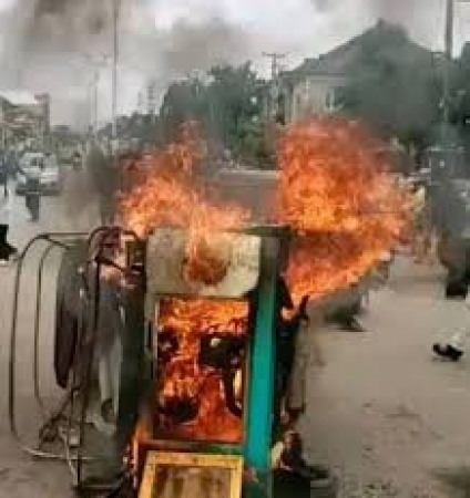 Three suspected phone thieves escape mob attack in Jos