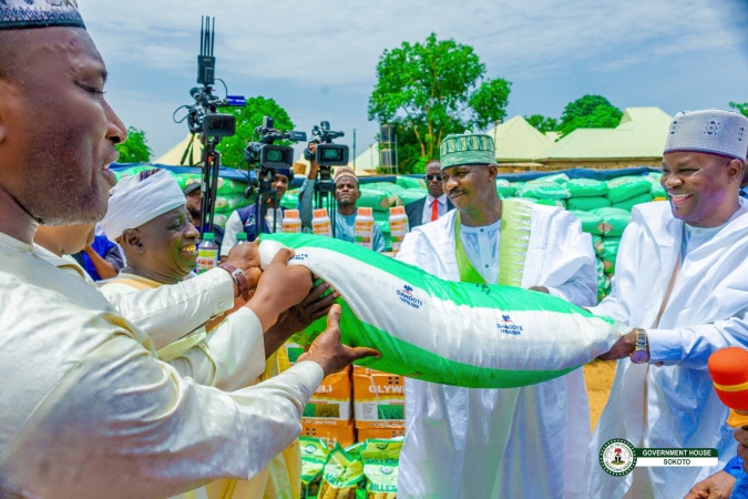 Aliyu flags off free distribution of fertilizer, warns against diversion