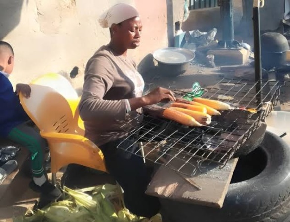 With two children in higher institutions, how I’m surviving on roasted corn business — Ibadan woman